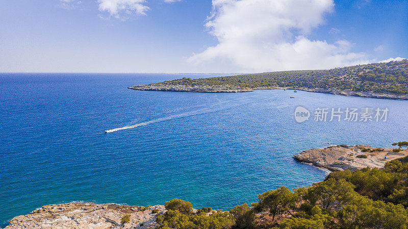 Narlikuyu Akyar海岸线和岛屿部分与蓝色地中海无人机从Mersin，土耳其